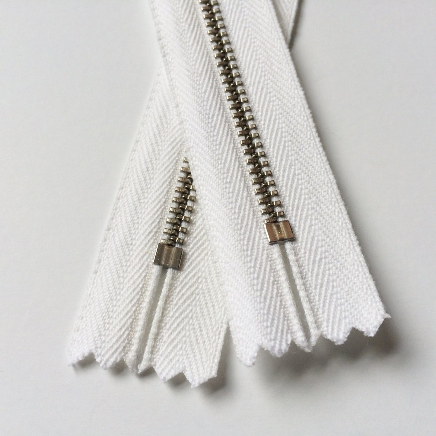 100 Pieces Organic White 4.5mm YKK Metal Zippers - 16 Sizes